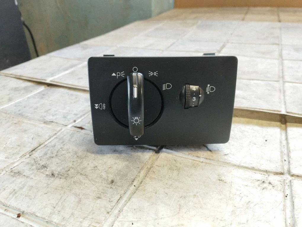 Light switch 4M5T13A024LA