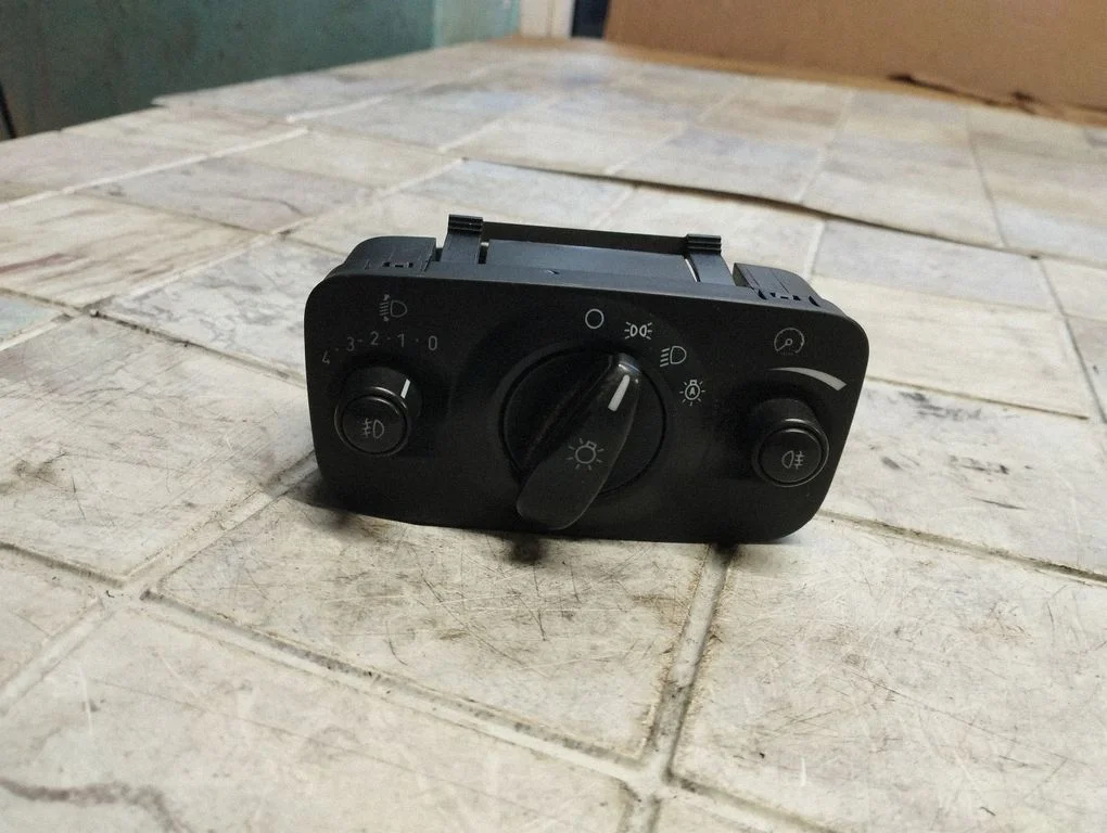 Light switch 6G9T13024CE
