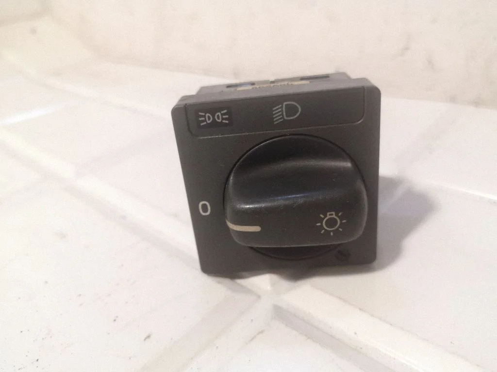 Light switch 4970