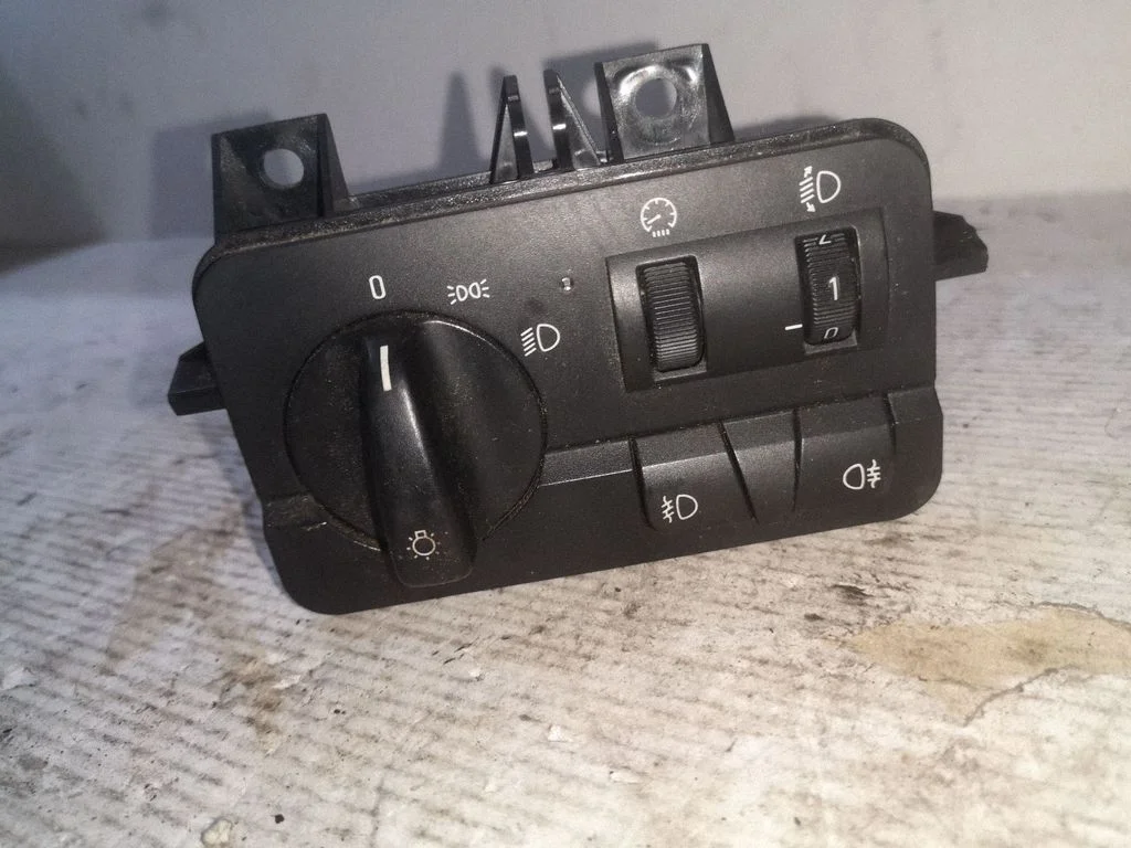 Light switch 6936832