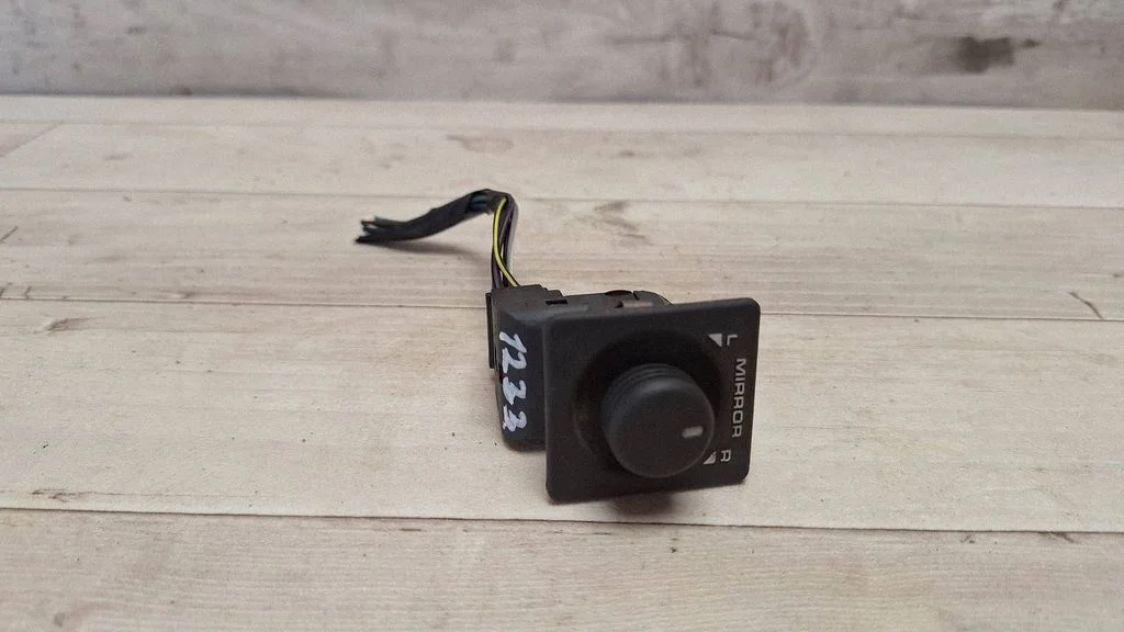 Wing mirror switch AMR2498
