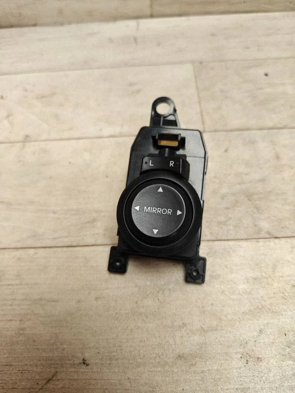 Wing mirror switch 202008161