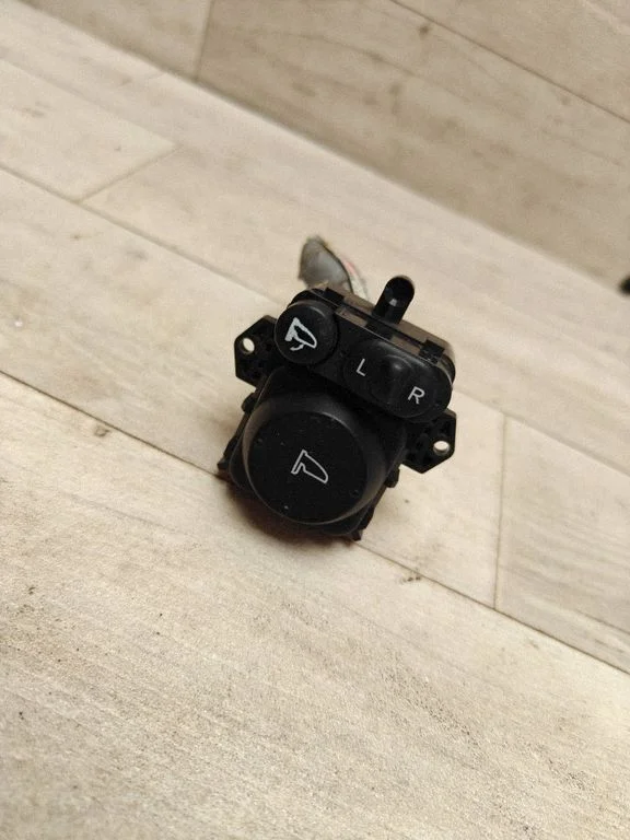 Wing mirror switch NH167L1928T