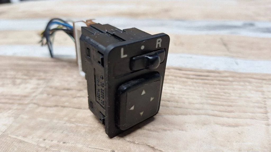 Wing mirror switch MR114081