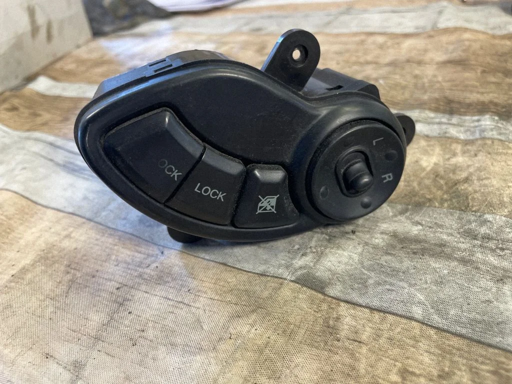 Wing mirror switch – Hyundai Santa Fe (2000-2006)