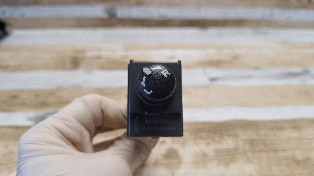 Wing mirror switch MN108084