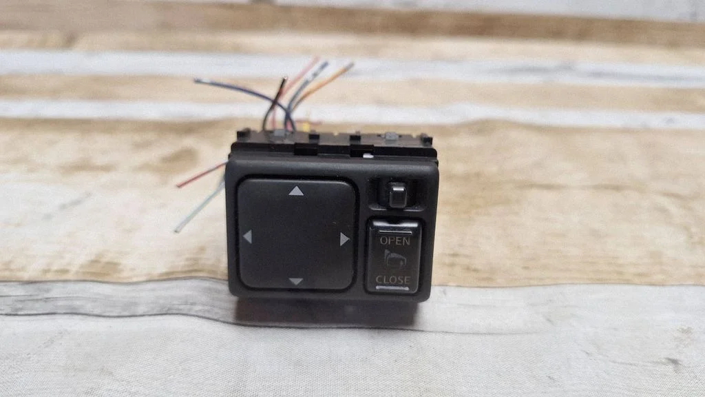 Wing mirror switch