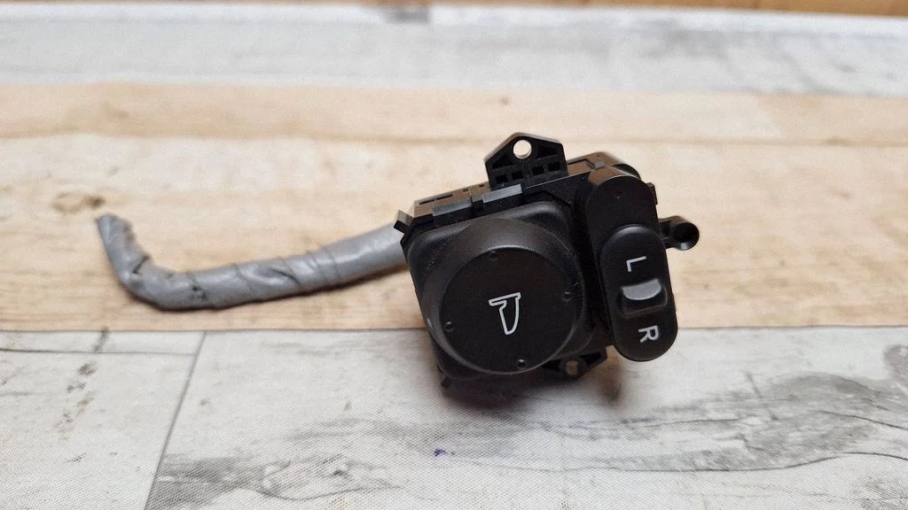 Wing mirror switch SNAA010