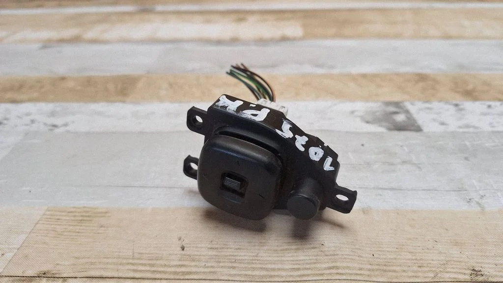 Wing mirror switch B25D66600