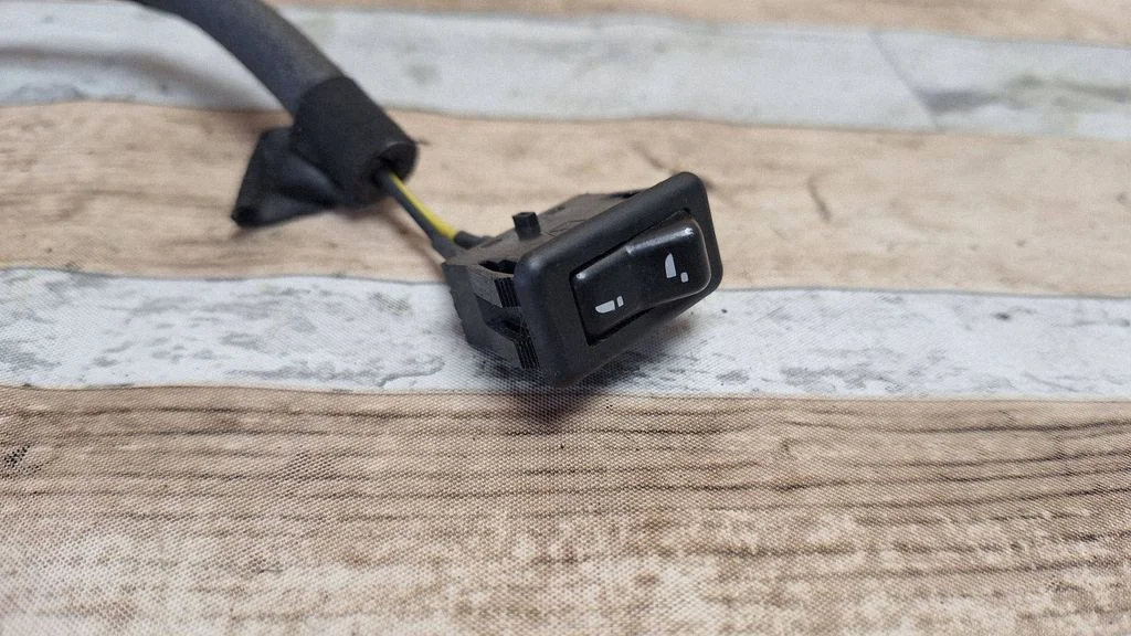 Wing mirror switch 04685564AE