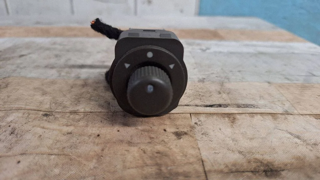 Wing mirror switch