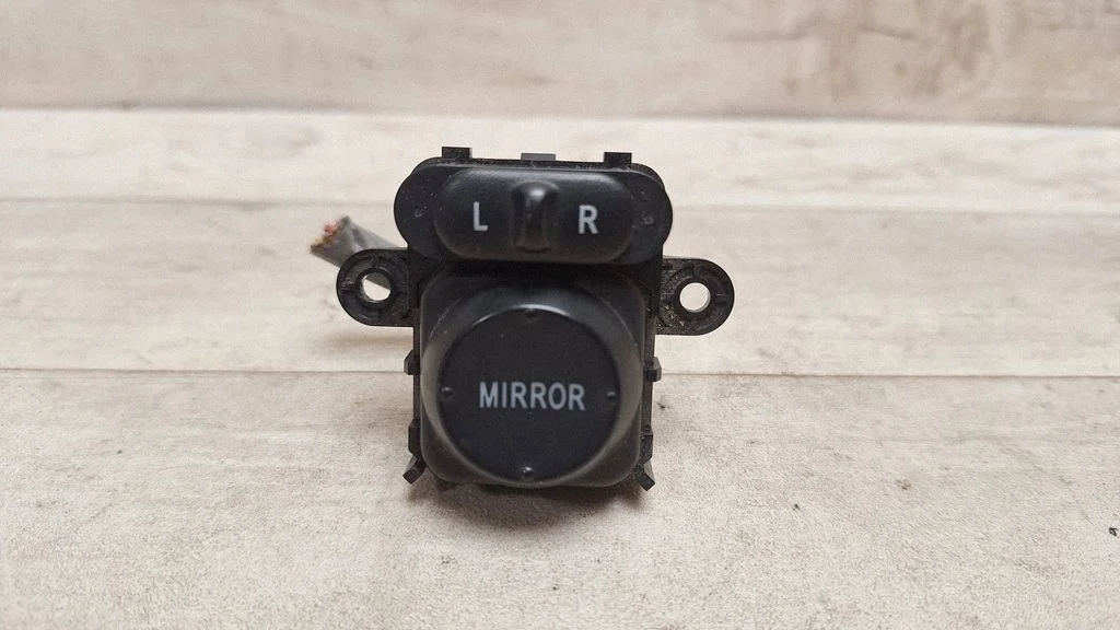Wing mirror switch SJDE010M1