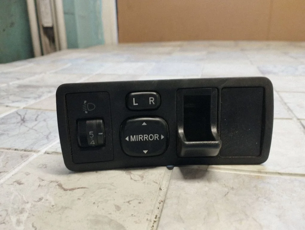 Wing mirror switch – Toyota Corolla Verso E121 (2001-2004)