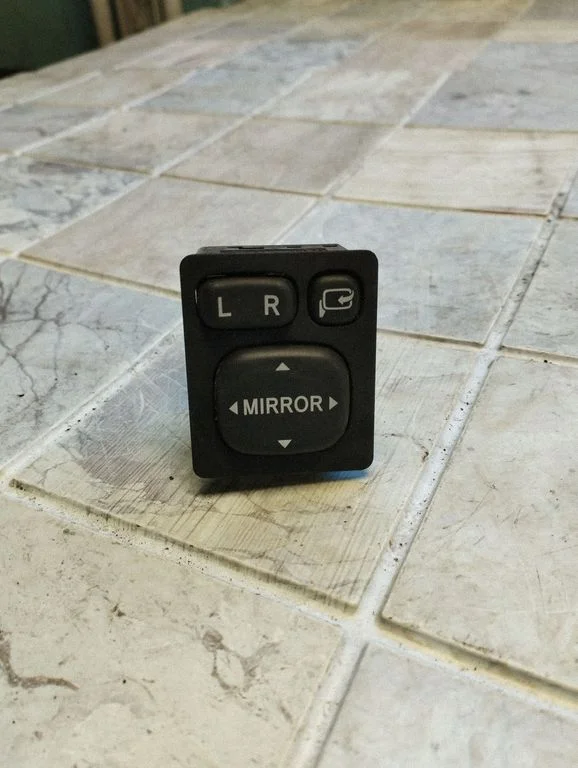 Wing mirror switch – Toyota RAV 4 (XA30) (2006-2016)