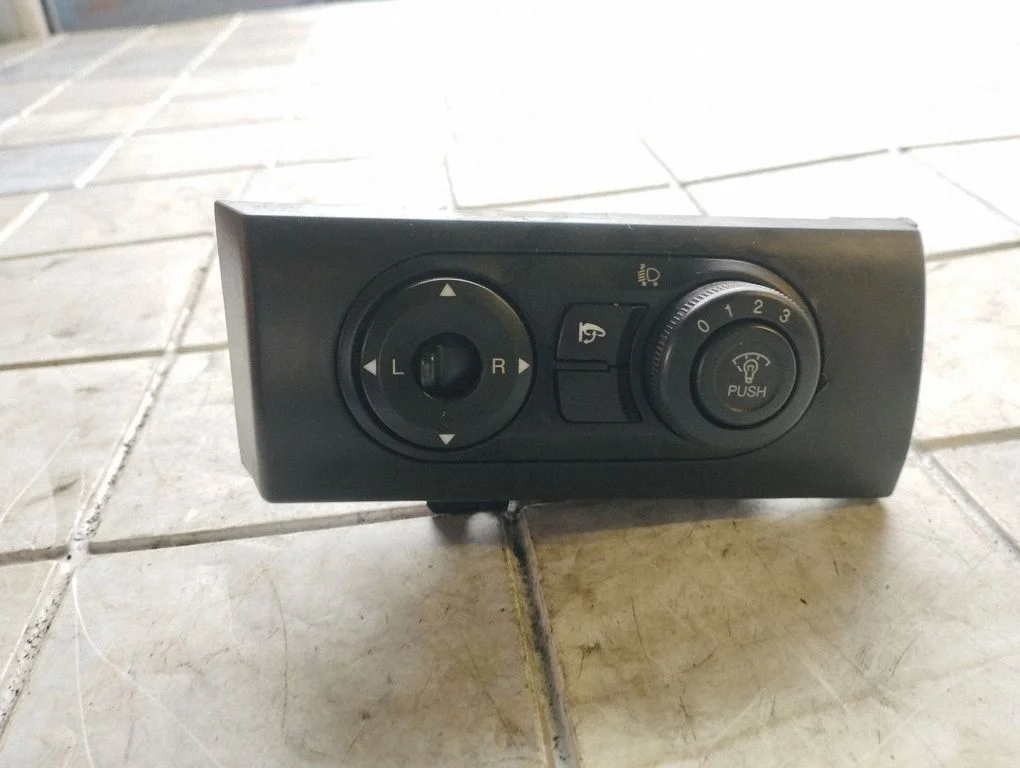 Wing mirror switch