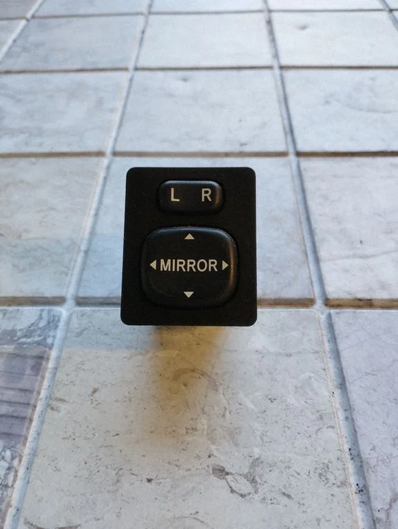 Wing mirror switch – Toyota Corolla Verso AR10 (2004-2009)