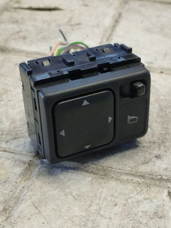 Wing mirror switch