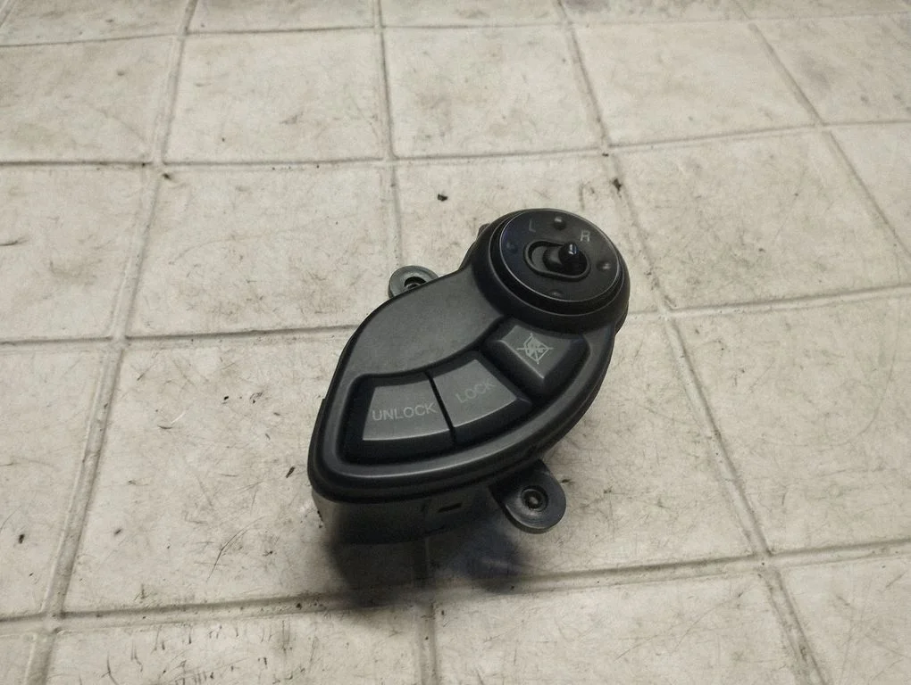 Wing mirror switch – Hyundai Santa Fe (2000-2006)
