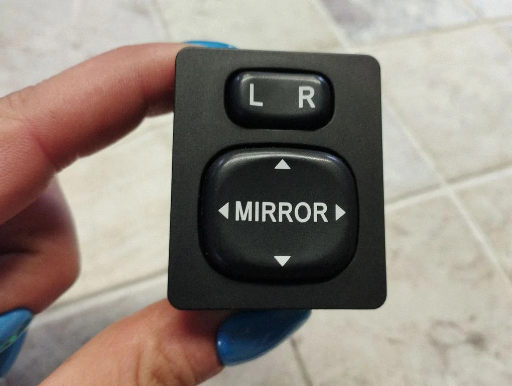 Wing mirror switch – Toyota Corolla Verso AR10 (2004-2009)