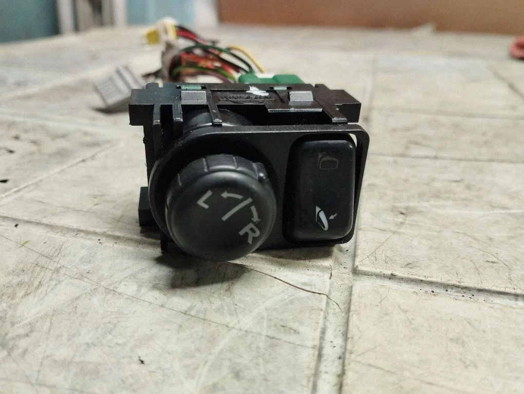 Wing mirror switch – Nissan Qashqai+2 (2008-2010)