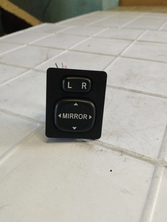 Wing mirror switch – Toyota Corolla Verso AR10 (2004-2009)