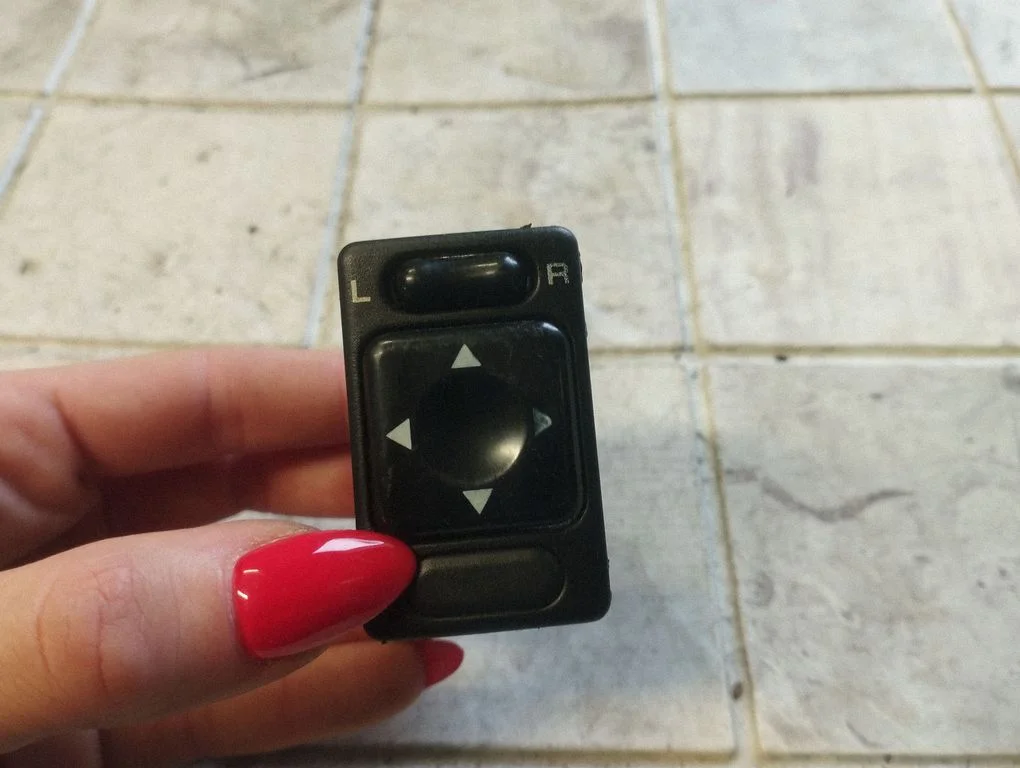 Wing mirror switch