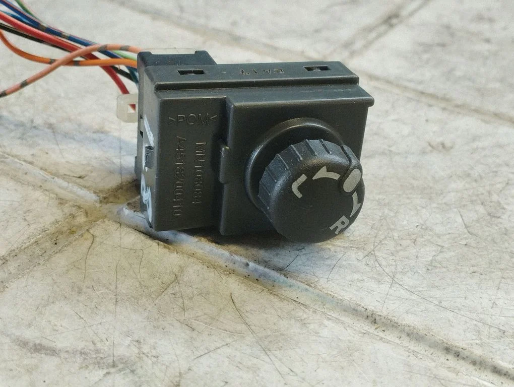 Wing mirror switch MN108084
