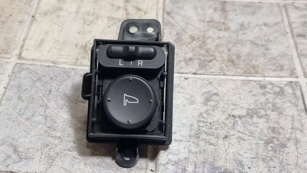 Wing mirror switch