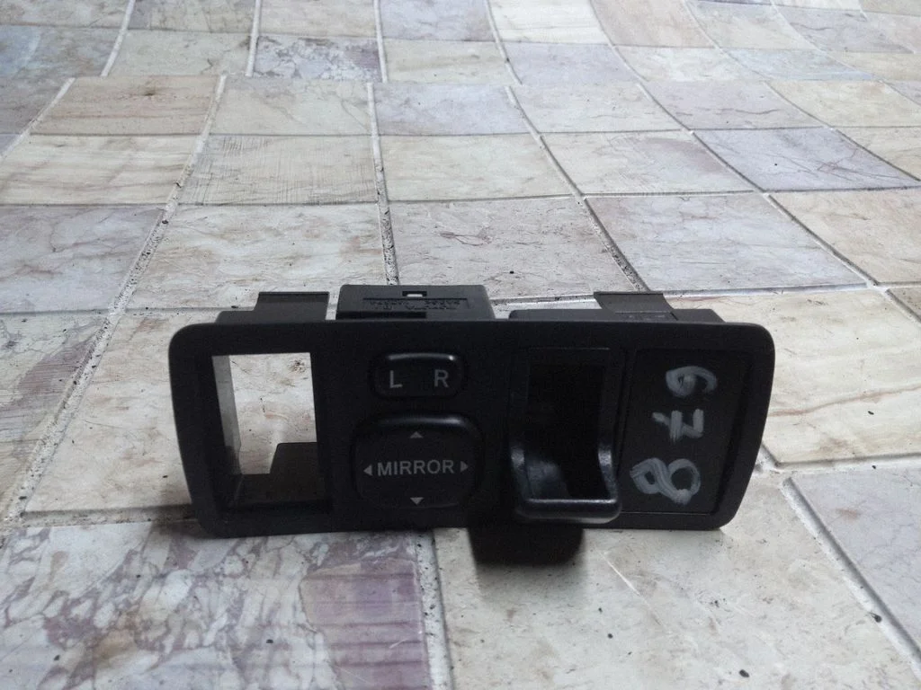 Wing mirror switch – Toyota Corolla Verso E121 (2001-2004)