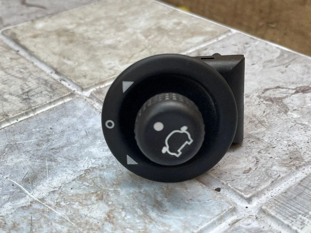 Wing mirror switch 93BG17B676BB