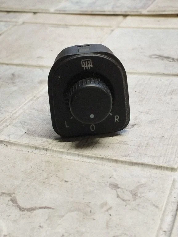 Wing mirror switch – Volkswagen Golf Plus (2005-2013)