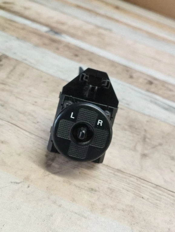 Wing mirror switch