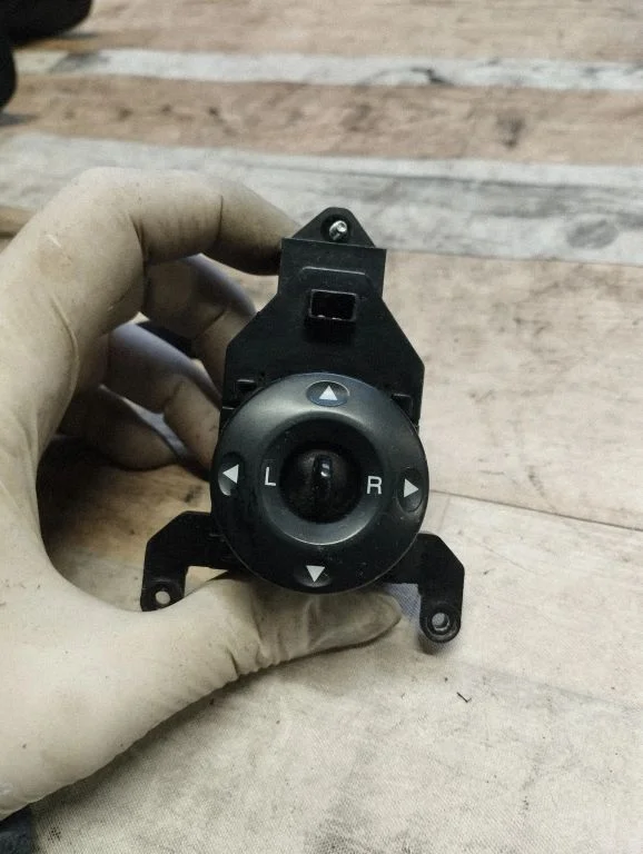 Wing mirror switch