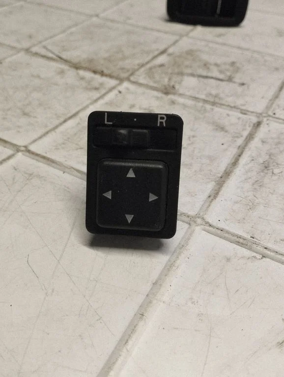 Wing mirror switch – Toyota Avensis T220 (1997-2000)