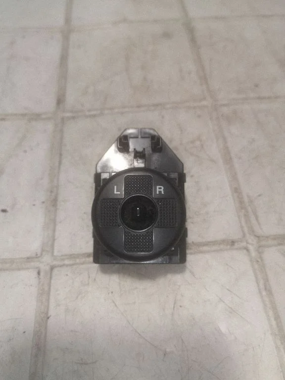 Wing mirror switch