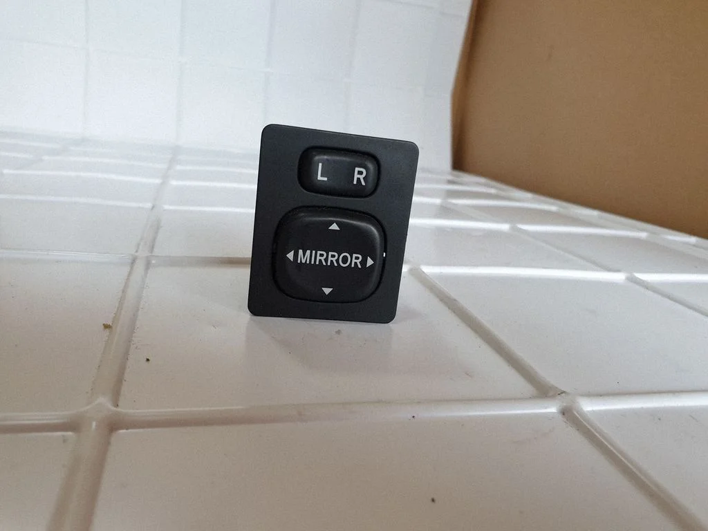Wing mirror switch – Toyota Corolla Verso AR10 (2004-2009)