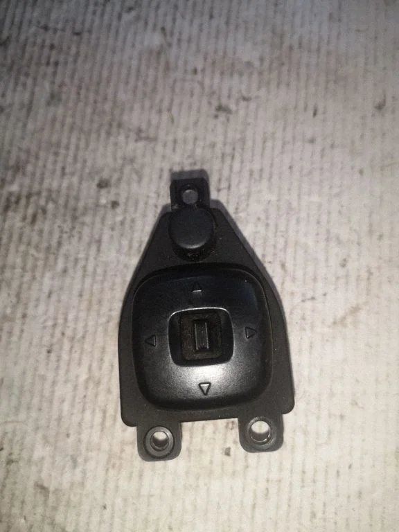 Wing mirror switch B25D66600