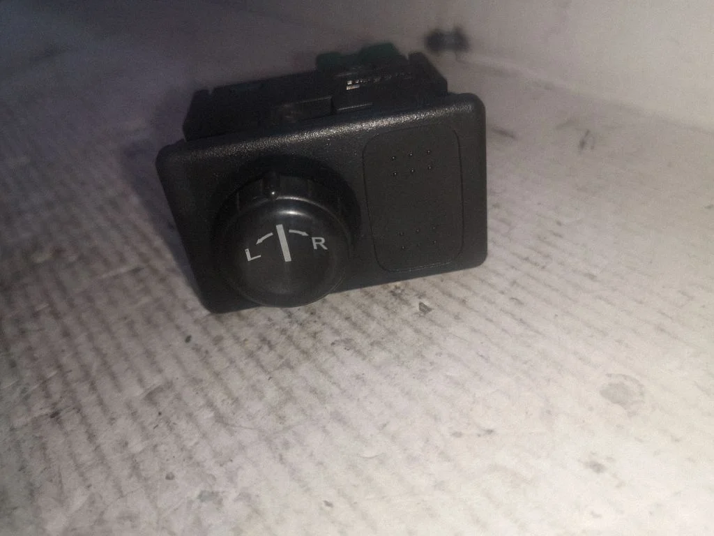 Wing mirror switch – Nissan Primera (2002-2007)