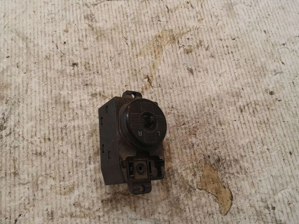 Przełącznik lusterek 621W04210