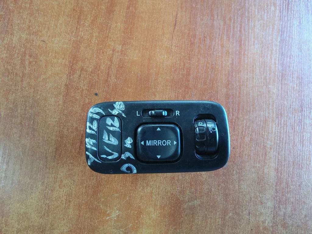 Wing mirror switch – Toyota Yaris Verso (1999-2005)