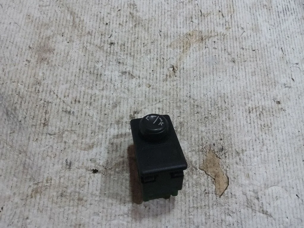 Wing mirror switch – Nissan Primera (2002-2007)