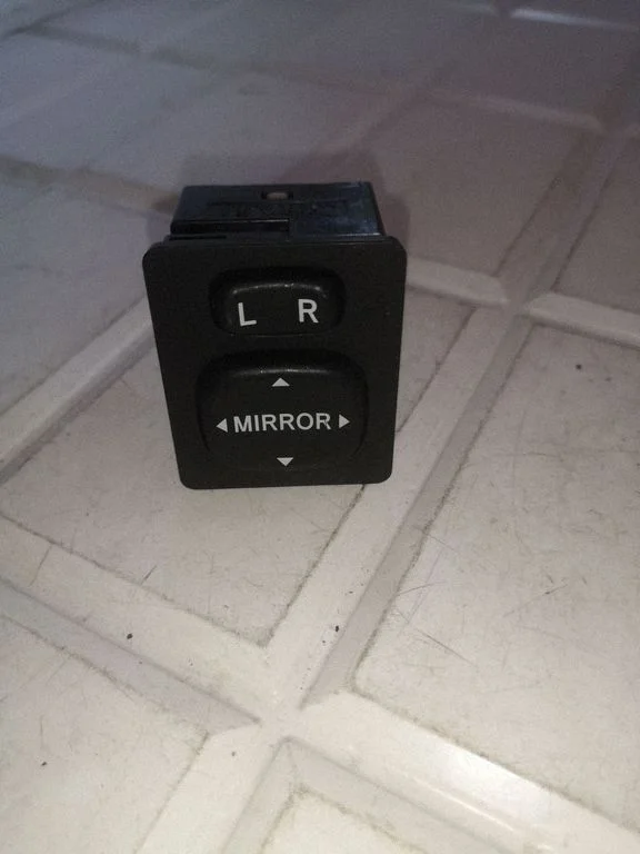 Wing mirror switch – Toyota Yaris (2006-2011)