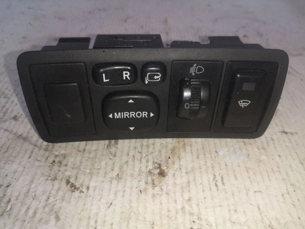 Wing mirror switch – Toyota Avensis T250 (2003-2006)