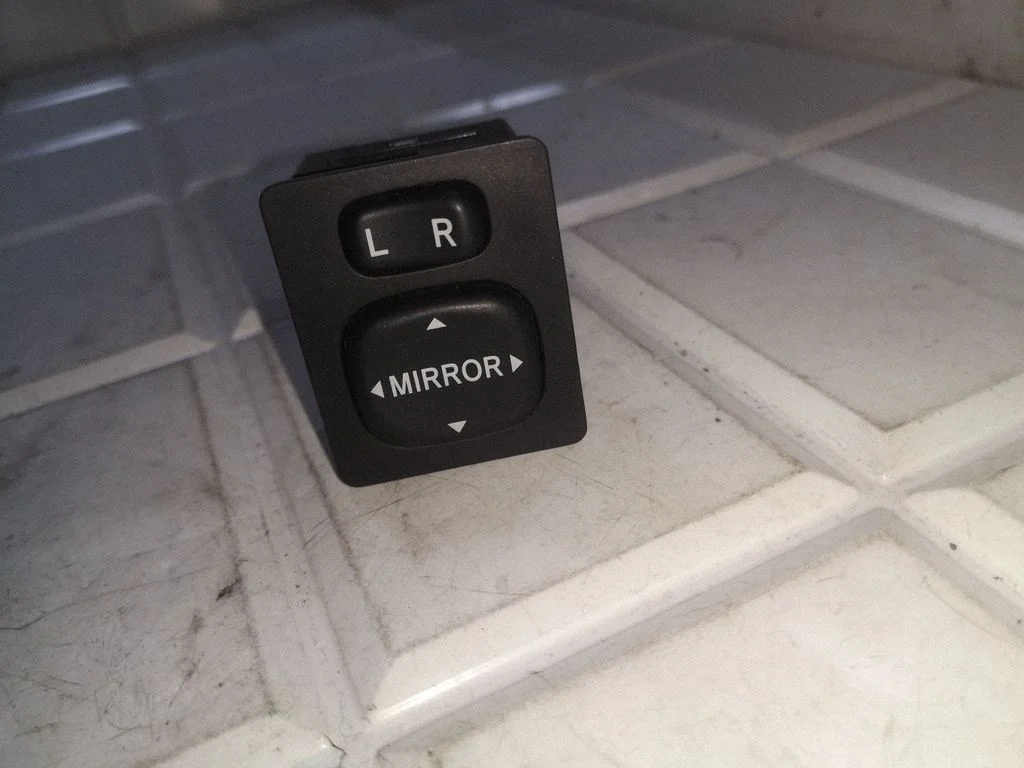 Wing mirror switch – Toyota Corolla Verso E121 (2004-2007)