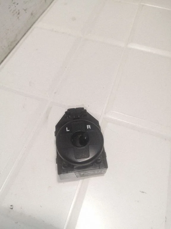 Wing mirror switch