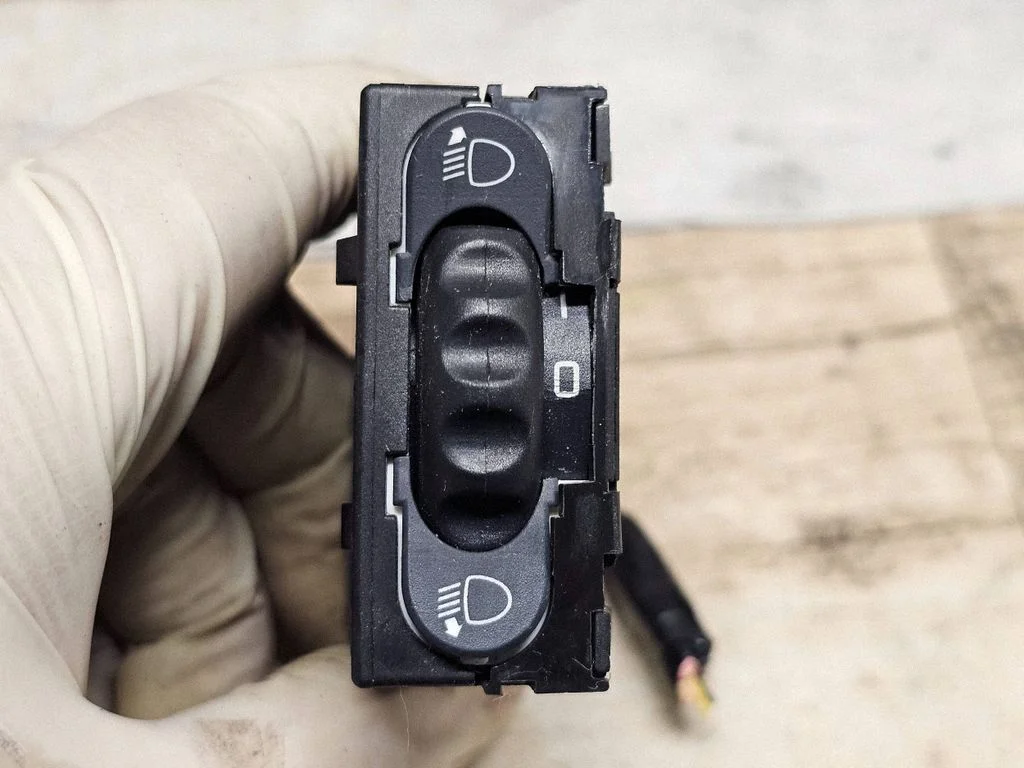 Headlight level height control switch 8200060042