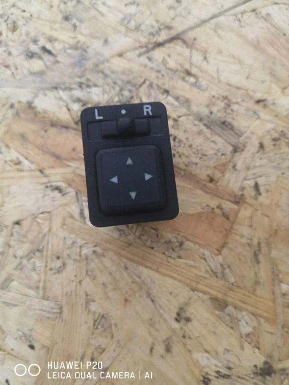 Wing mirror switch MR114081