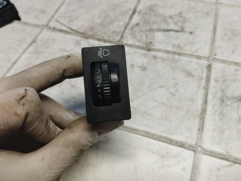 Headlight level height control switch – Toyota Avensis T220 (1997-2000)