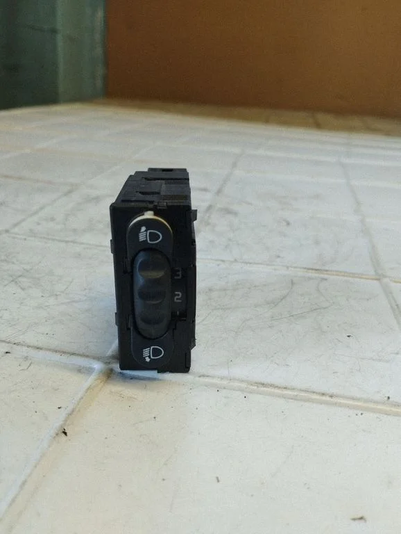 Headlight level height control switch – Opel Vivaro (2001-2014)