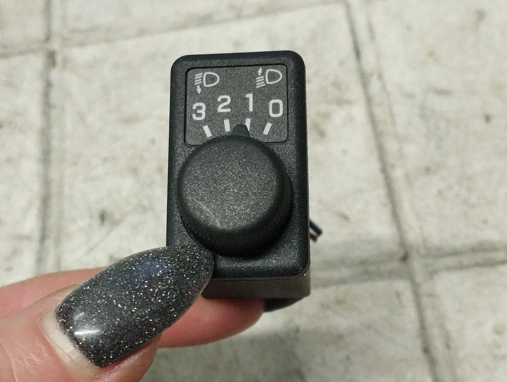 Headlight level height control switch – Nissan Primera (2002-2007)
